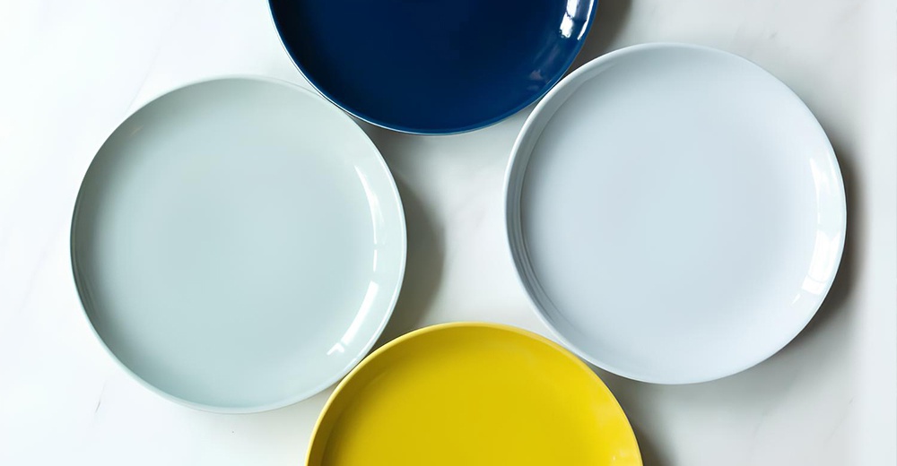 波佐見燒 Common 陶瓷料理盤，24公分，四色，包含淺灰藍、淺灰、深藍及黃色。