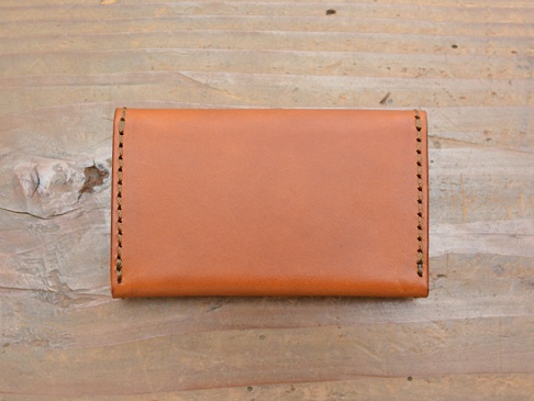 職人手作皮革Organ商務用名片夾，經典棕色，採用精緻車縫工藝，簡約設計，展現皮革質感。