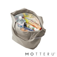 一個灰色的摺疊保冷托特袋，裝有水瓶、雞蛋、藍莓、麵包和蔬菜等食品。袋子內部襯有保溫材料，拉鍊部分可見。