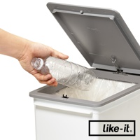 白色矮版掀蓋式垃圾桶，灰色頂蓋開啟，手持透明塑膠寶特瓶準備丟入。