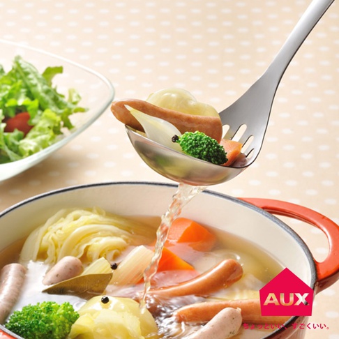 leye 濾湯火鍋杓，不鏽鋼材質，湯杓內盛有香腸、馬鈴薯、洋蔥、花椰菜和紅蘿蔔等食材，湯杓上方有濾孔設計，正將火鍋湯汁舀起。