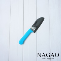 燕三條不鏽鋼兒童學習刀，刀刃為不鏽鋼材質，手柄為亮藍色，刀面上印有可愛的卡通圖案和日文字樣。