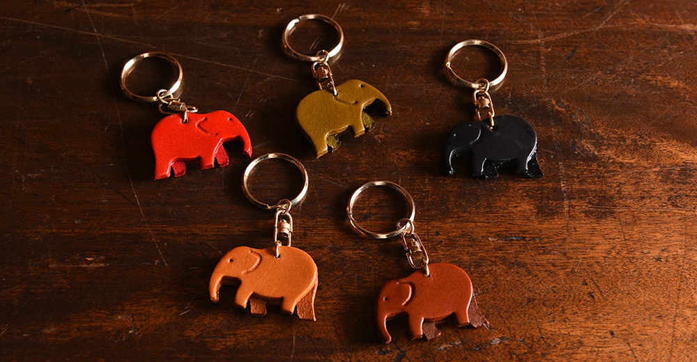 職人手作皮革大象造型鑰匙圈，共有紅色、黃褐色、棕色、深棕色和黑色五種顏色，每個鑰匙圈均由皮革製成，並配有銀色金屬鑰匙環。