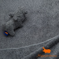 灰色竹棉混紡厚感大浴巾，材質柔軟，附有藍色標籤和橘色河馬圖案。