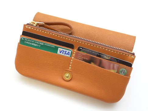 カードを収納するとこんな感じです。サイズはタイトに作っていますので、初めの内はきついですが、使っていくと革にアタリも出てきます。