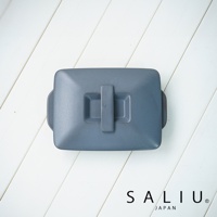 The chef 多功能耐熱陶製萬用長方形附蓋烤盤 S-平底，呈現深灰色，帶有簡潔的長方形造型與凸起的提把。