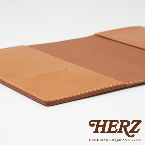 職人手作皮革B6記事本書套，淺棕色皮革內襯，深棕色皮革外層，車縫線清晰，質感佳。