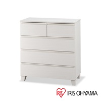 白色木製五層抽屜收納櫃，頂部有兩個小抽屜，下方有三個大抽屜，櫃體下方有四個斜切櫃腳。