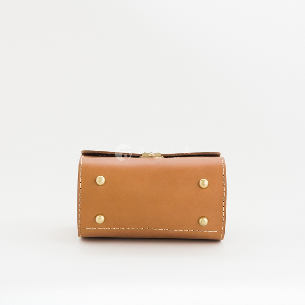 棕色皮革復古杜勒斯手提包，包身飾有銅色鉚釘及白色縫線，頂部有金色金屬扣。