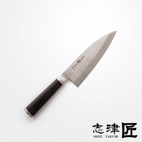 一體式不鏽鋼魚肉料理刀，刀身銀色，帶有細膩的紋理，黑色木質刀柄，與銀色金屬刀頸連接。