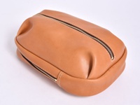 棕色皮革立體運動斜背包，頂部有拉鍊開口，側邊亦有拉鍊設計，車縫線為白色。