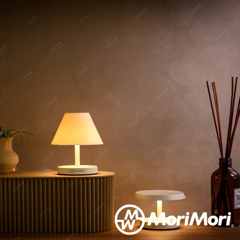 LED T-Light CAFE 傘型造型燈，白色，帶有圓形底座和錐形燈罩，整體為簡約的現代設計。