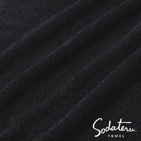 黑色毛巾細節，左下角印有「Sodateru TOWEL」白色標誌