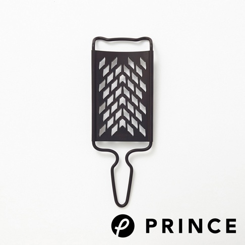 黑色金屬大磨泥器，帶有魚骨狀的磨孔設計和弧形手柄。