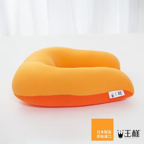 亮橘色U型頸枕，底部有一圈較深的橘色布料，表面材質看起來柔軟。