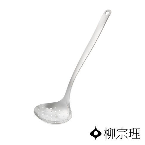 不鏽鋼圓孔杓，帶有長柄，杓身為圓弧形，表面佈滿均勻的圓形孔洞，整體呈現銀色金屬光澤。