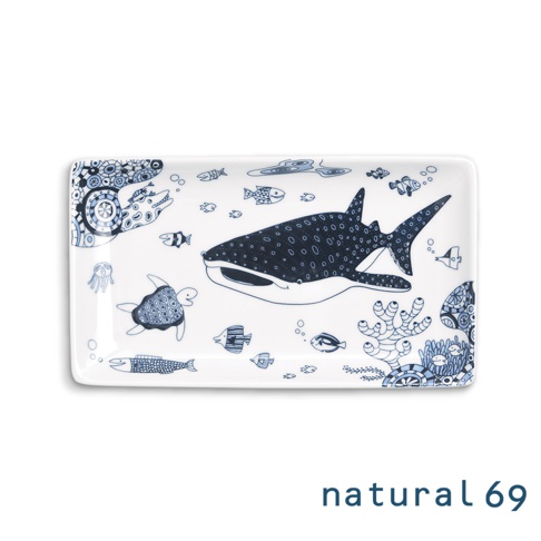 白色長方陶瓷餐盤，印有藍色海洋生物圖案，包含鯨鯊、海龜、水母、各種魚類和珊瑚礁，風格童趣。