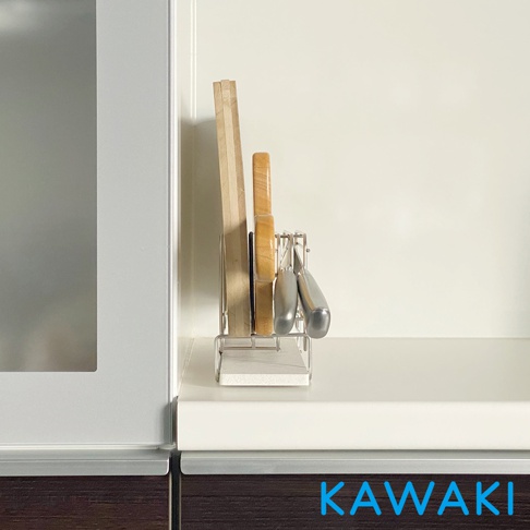 金屬支架上放置著兩個木質砧板和三把銀色金屬菜刀，支架下方有一個白色珪藻土瀝水墊。