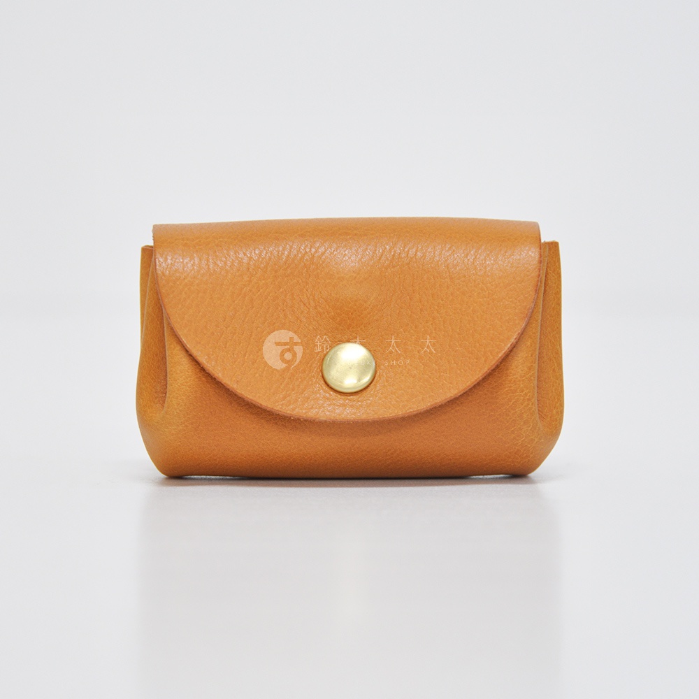 皮革三層收納零錢包，淺棕色，帶有金色按扣。