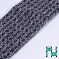 深灰色紋理沐浴巾，採用網格編織，觸感蓬鬆。