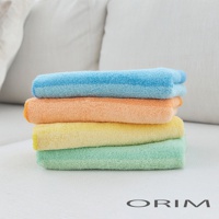 HARUKA 今治毛巾堆疊展示，包含藍色、橘色、黃色及綠色四種顏色，材質柔軟，觸感舒適。