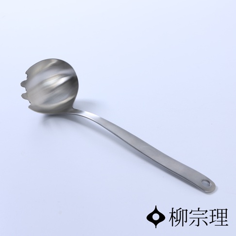 銀色不鏽鋼材質的叉杓，勺頭有三道凹槽設計，握柄末端帶有圓孔。