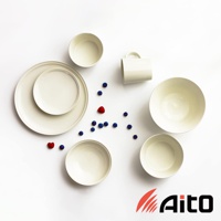 Ciel 美濃燒簡約釉彩深碗，共三色，展示奶油白色的陶瓷餐具組，包括兩個深碗、一個馬克杯、一個大盤疊著一個小盤，盤上散落藍莓與覆盆子。