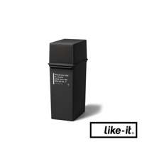 黑色塑膠製 CAFE STYLE 前開式高版可疊垃圾桶，具有方形頂蓋和側面印有英文標語。