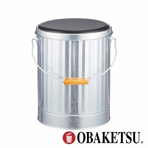 OBAKETSU 銀色手工製凳子儲物桶，側面有木質提把，頂部有黑色坐墊，適合收納和作為凳子使用。