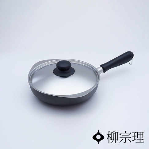 雙網紋單手鐵鍋，鍋身為黑色，配有透明玻璃鍋蓋及黑色防滑手柄，整體呈現簡約實用的設計風格。