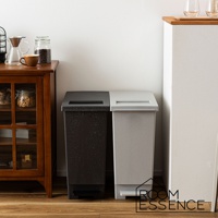 兩個附蓋簡約垃圾桶，一個為黑色帶細小白色斑點，另一個為淺灰色，皆為長方形設計，帶有腳踏板。