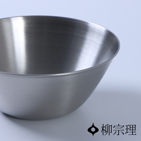 一個19公分的銀色不鏽鋼調理盆，盆身呈現拉絲紋理，光線在盆內反射出明亮的區域。