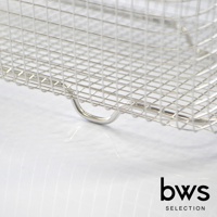 不鏽鋼深型簡約瀝水籃，銀色金屬材質，網格狀結構，配有圓形提把。