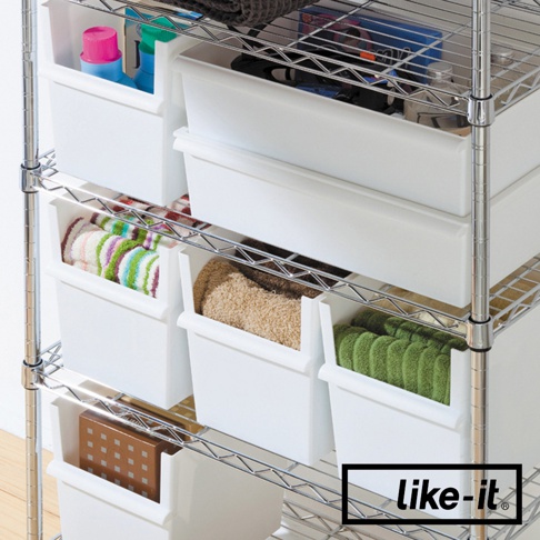 白色可堆疊窄型整理收納盒，置於金屬層架上，盒內收納有毛巾、清潔劑瓶和紙盒等物品。