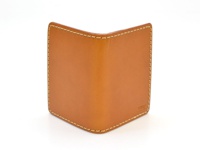 焦糖色皮革雙折票券收納夾，表面有精細的白色縫線，右下角壓印有品牌標誌。