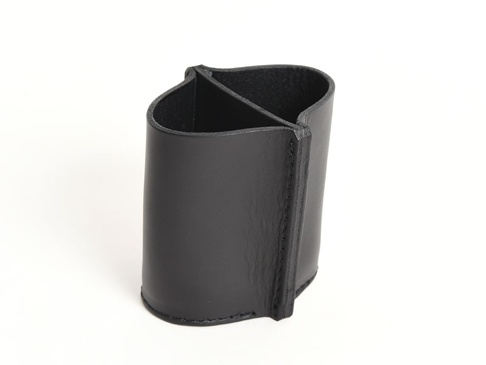 黑色皮革製成的雙格筆筒，整體呈圓筒狀，頂部邊緣微捲，側邊有縫線。