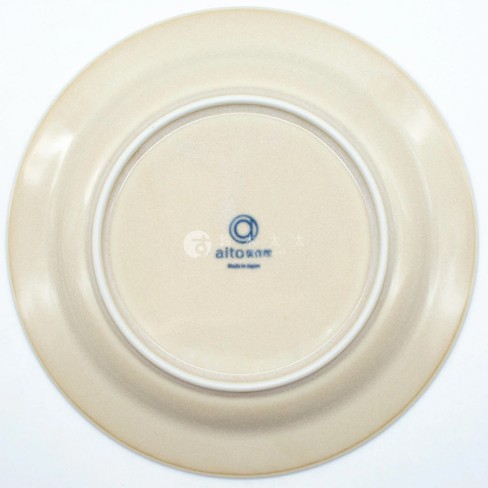 淺米色美濃燒陶瓷盤，中央印有藍色品牌標誌和「Made in Japan」字樣，盤底邊緣為白色。