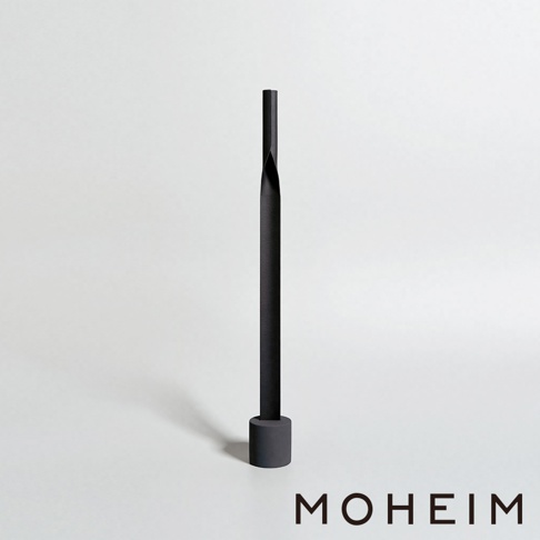 一支黑色長柄鞋拔，末端有圓柱形底座，整體呈現簡約設計風格，材質為金屬。