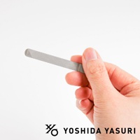 燕三条職人製作的迷你金屬銼刀，銀色，表面有細緻的紋理，由手部持握，展示其小巧尺寸。