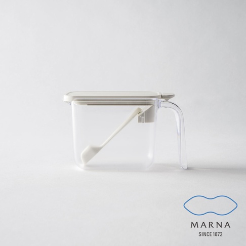 白色密封防潮調味料盒，透明塑膠材質，附白色湯匙，蓋子為淺灰色，側邊有提把。