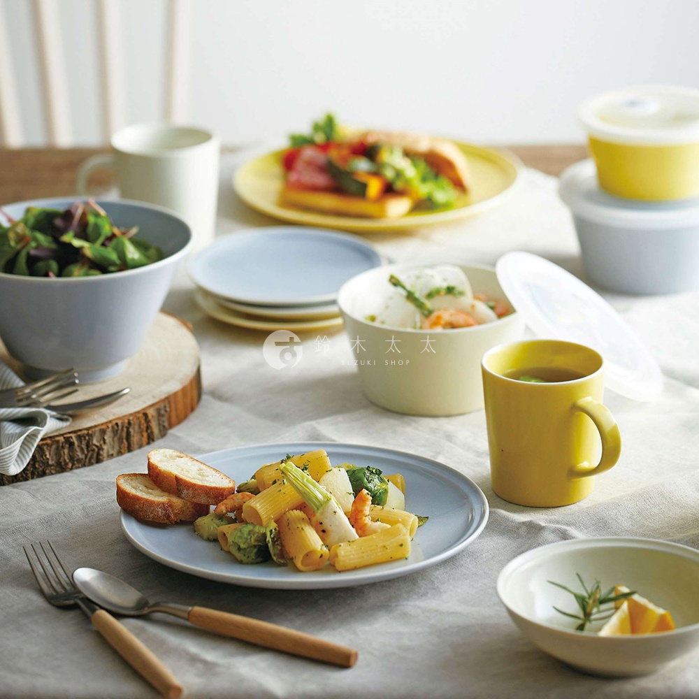 Ciel 美濃燒簡約釉彩深碗，展示了淺藍色、淺黃色和淺灰色三種顏色。其中淺藍色深碗盛有沙拉，淺黃色小碗盛有食物，淺黃色馬克杯和淺灰色碗內有湯飲。
