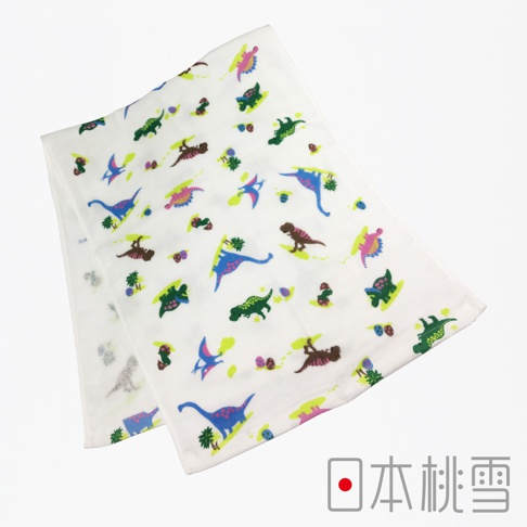 一條印有彩色恐龍圖案的白色紗布毛巾，包含藍色、綠色、粉紅色和棕色的恐龍，以及一些小樹和恐龍蛋。