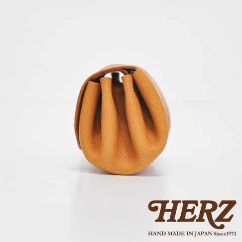 職人手作皮革三層收納零錢包，淺棕色，柔軟皮革，獨特褶皺設計，小巧實用。