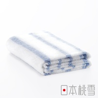 今治輕柔橫條浴巾，白色底布搭配藍色橫條紋，材質輕柔，觸感蓬鬆，對折後呈現層疊的藍白條紋。