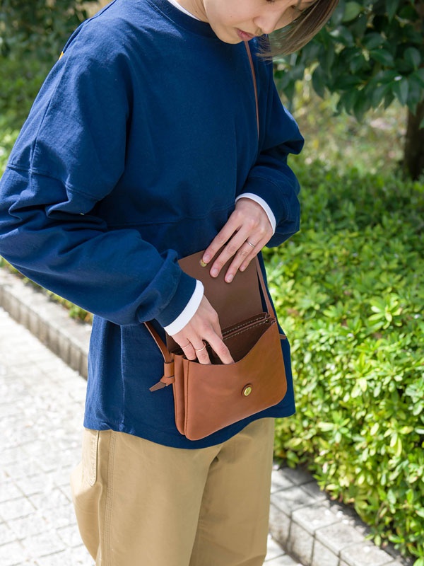 職人手作皮革橫式隨行袋，溫潤的棕色皮革，簡約設計，可斜肩或側背，展現質感品味。