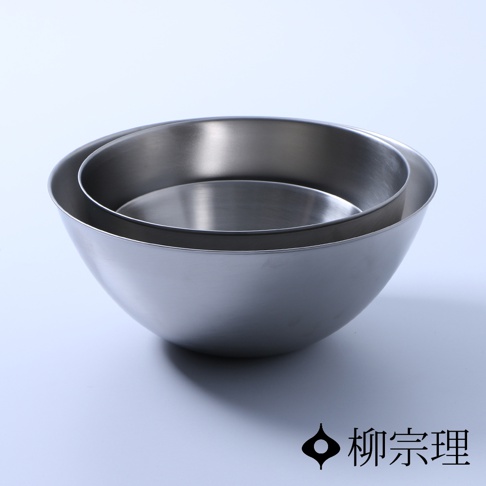 兩個疊放的不鏽鋼調理盆，銀色，光滑表面，頂部盆的邊緣較寬。