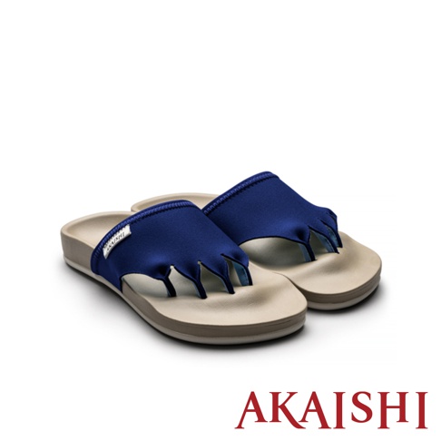 一雙深藍色五指訓練拖鞋，鞋面為布質，有五個分離的指套設計，鞋底為淺棕色，材質為合成橡膠。