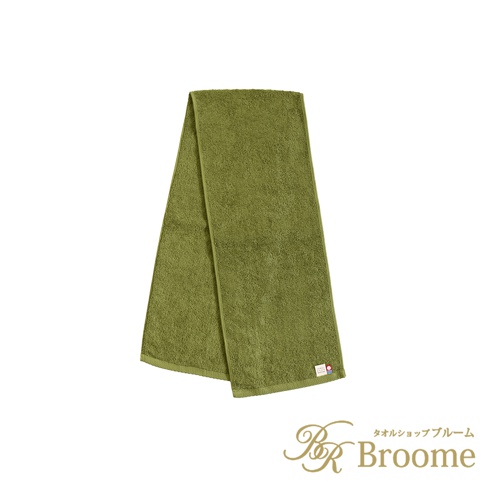 一條橄欖綠的今治純棉掛脖毛巾，質地柔軟，邊緣有細緻的縫邊，右下角有一個白色的小標籤。