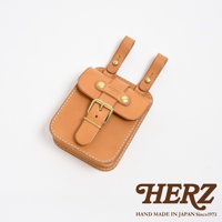 職人手作皮革經典腰袋，淺棕色皮革，配有黃銅色帶扣和鉚釘，兩個皮帶扣可固定於腰帶。