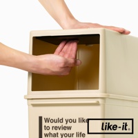 米白色塑膠材質的 CAFE STYLE 前開式矮版可疊垃圾桶，展示手部打開垃圾桶前蓋的動作。